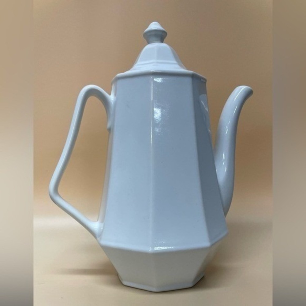White Octagonal Ceramic Coffee Pot with Lid, Vintage Farmhouse Style Pitcher